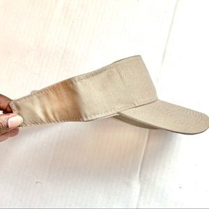Beige unisex visor cap.